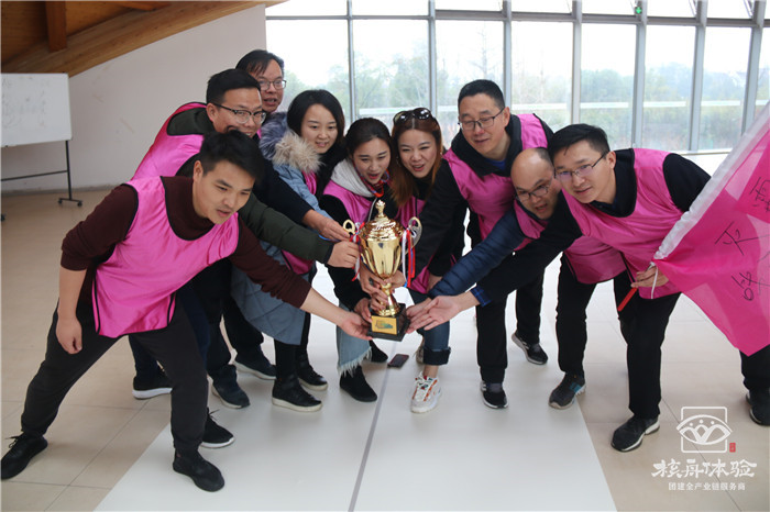 “凝心聚力，協同前行，專筑客戶價值”綠都地產Q4主題團建